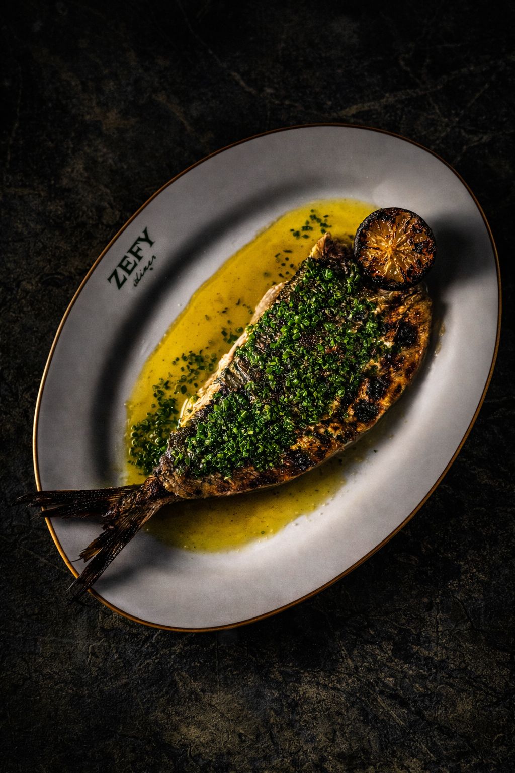 Peixe grelhado com molho verde