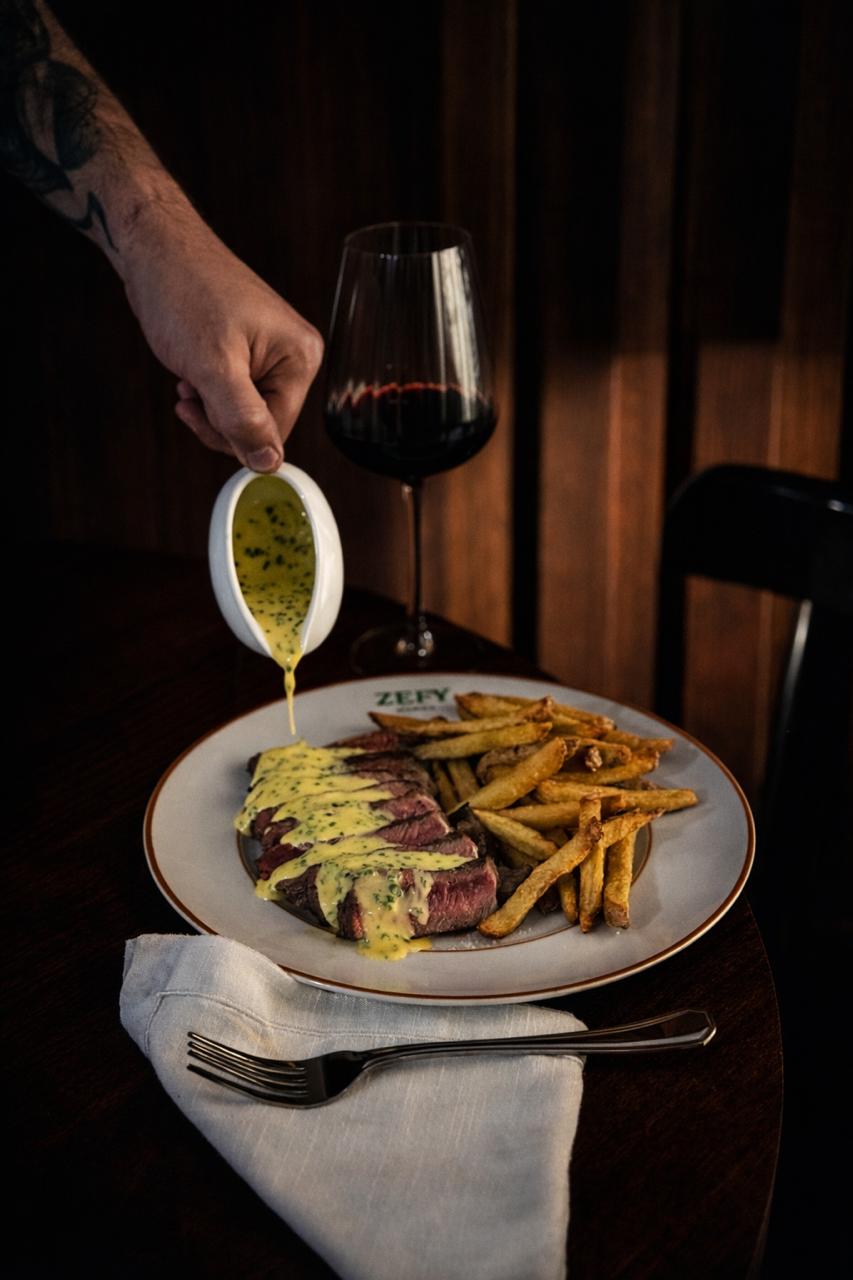 Steak com molho holandes